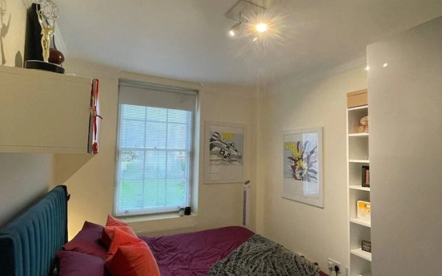 Chic Victorian Flat in Private Estate - Mile End!