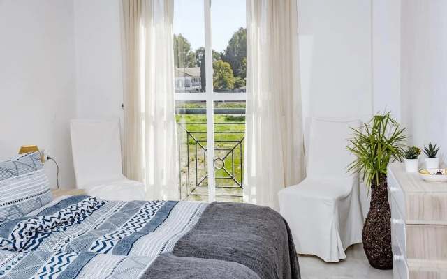 LCR4 - Large 3 bed apt close to beach, port