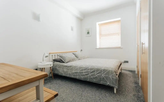 Spacious 2 bedroom flat near beach and town centre