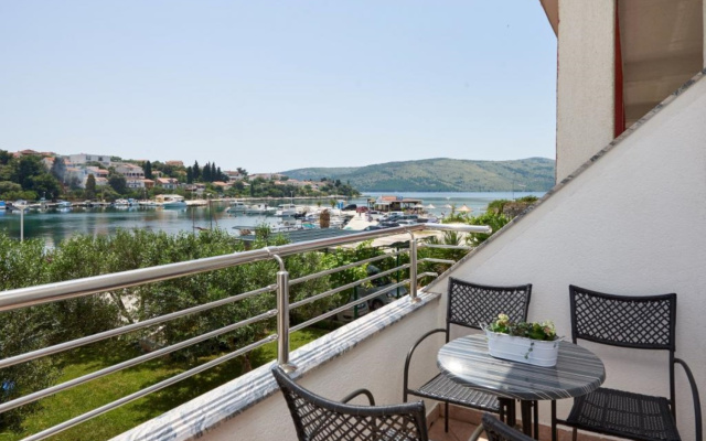 Apartment Mare - 30 m from pebble beach: A3 Seget Vranjica, Riviera Trogir
