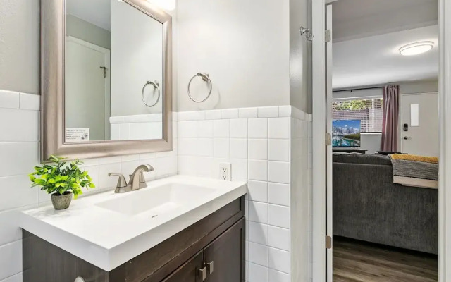 The Coral Suite, Stylish Stay in Old Town FoCo