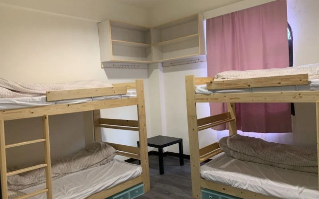 Corner 284-Hostel