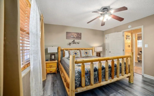 Strollin' Bear 3 Bedroom Home by Redawning