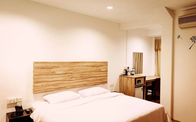 Victoria Hotel, a NuVe Group Collection