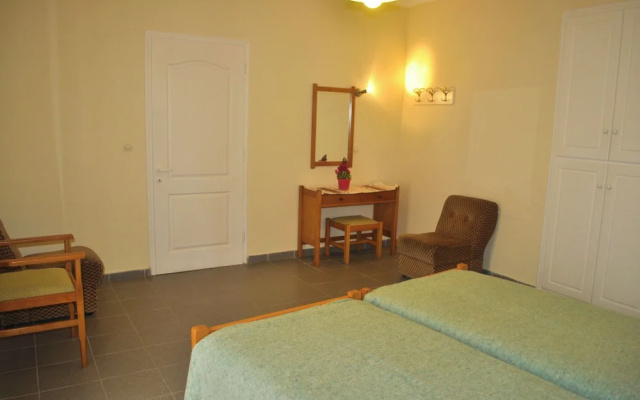 Holiday Studio Apartments Yannis on Agios Gordios Beach in Corfu