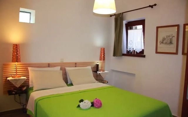 Platanofylla Studios & Apartments