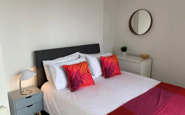 Chertsey - Beautiful 2 Bedroom Penthouse