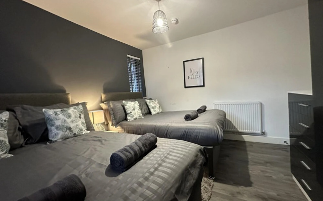 6 Bedroom 5 Shower rm House in Central Nottingham