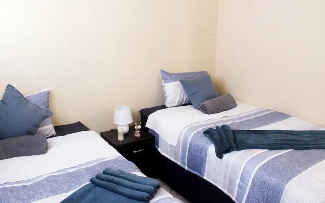 Cozy 3 Bed Duplex ,sleeps 6 With Double Bathroom