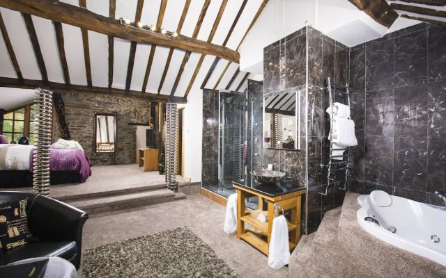 Cornerstones, 16th Century Luxury Self Catering House overlooking the River Dee