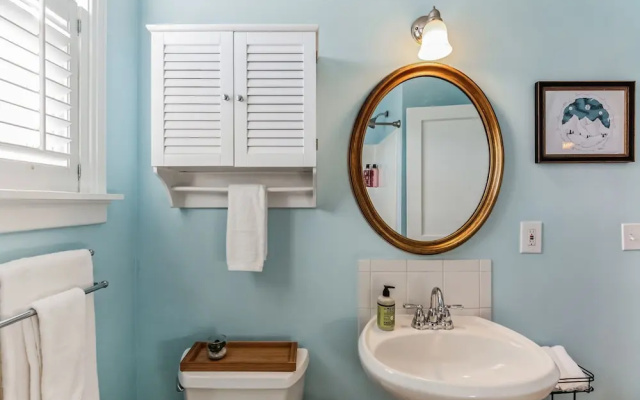 Bluebird Bungalow Chic Home, Quiet Neighborhood
