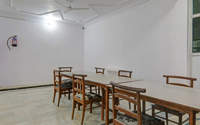 Collection O Premier Near Hazratganj