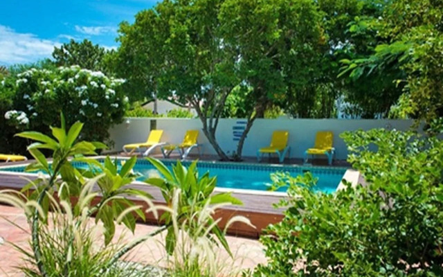 White Beach Apartments Palm Beach
