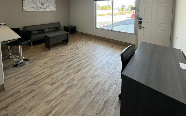 Englewood Inn & Suites