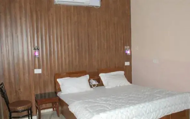 Hotel Golden Woods by OYO Rooms
