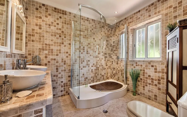 4 Bedrooms Private Pool Close To All Amenities