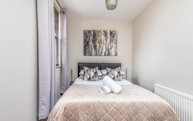 City & Beach at Your Reach - Courtyard & Parking
