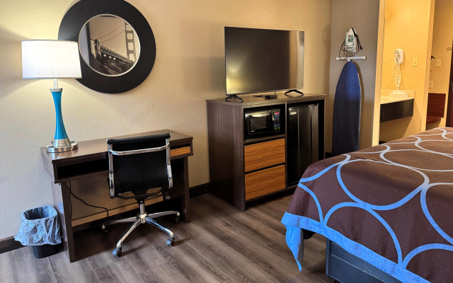 Super 8 by Wyndham Booneville