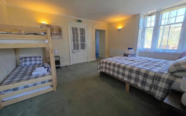 Apartment Sleeps 4 With Parking