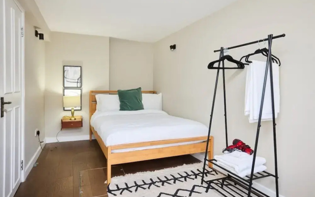 The Holland Park Crib - Classy 2bdr House