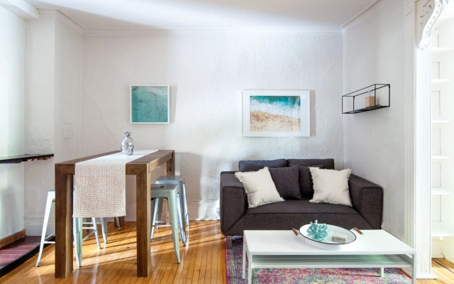 Classic 3BR Facing La Fontaine Park by Namastay