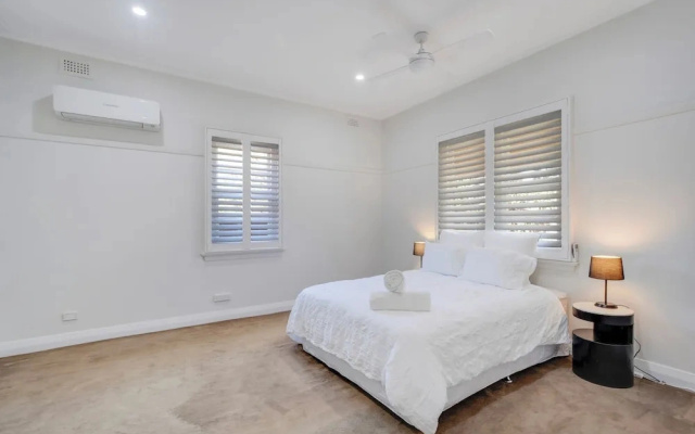 Dubbo 4BR Retreat with Kitchen & Patio