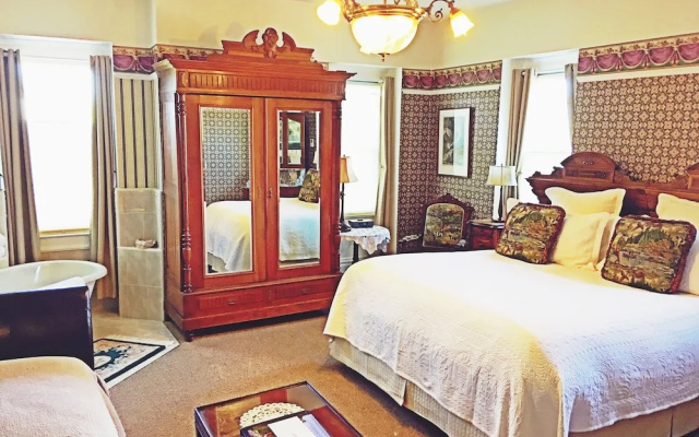 Churchill Manor B&B