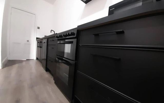 Spacious 5-bed House - Sleeps 10, Garden & Parking