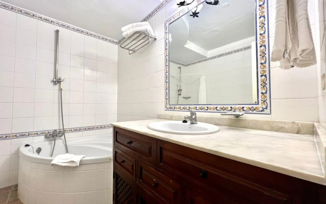 One bedroom, high floor, ocean views, pool