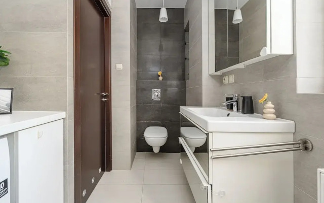 Lumina airy apartment with balcony