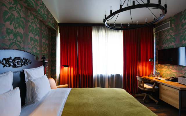Lucky Hotel