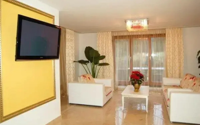 Luxury Apartment In Versace Style