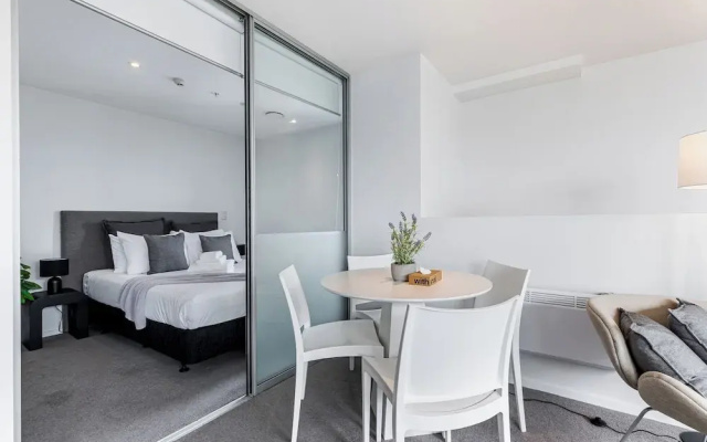 Pool, Gym & Modern 2BR Sky Tower View Zodiak Stays