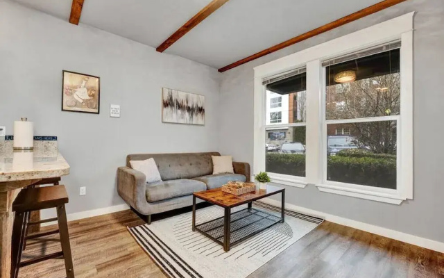Extended Stay Comfort Fast Wi-fi Downtown!