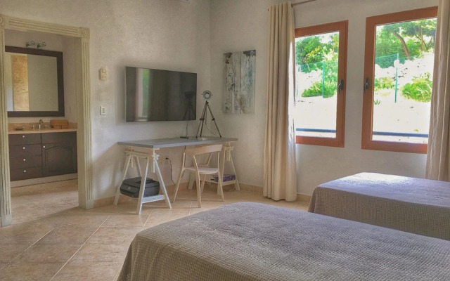 2-bed Designer Apartment Sleeps 4, Resort Pool
