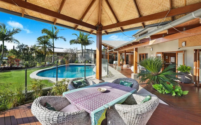 Schman55-Waterfront, Resort-Style Entertainer