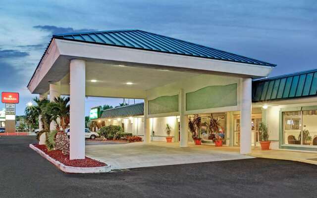 Отель Ramada Waterfront Sarasota вид на фасад