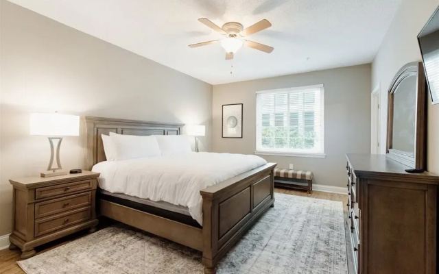 Washington St, 10 E