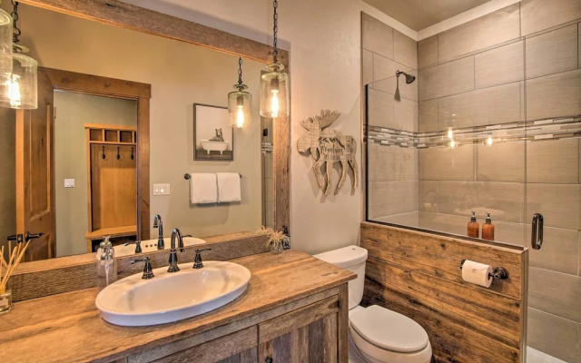 Modern-rustic Ronald Getaway: Hot Tub, Grill!