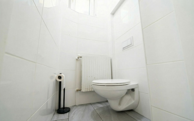 15 Min to Vienna Center - Affordable & Simple 5BR Apt with WIFI