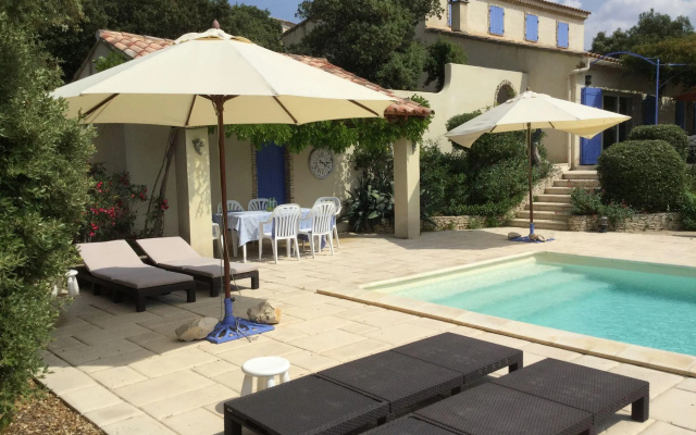 Charming Villa in Villes-sur-Auzon with Swimming Pool