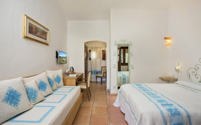 Hotel with swimming pool near Baja Sardinia