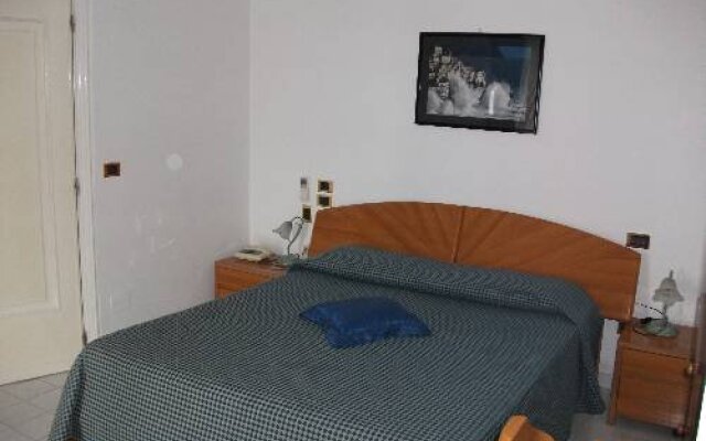 Отель Holidays Baia D'Amalfi Италия, Амальфи - отзывы, цены и фото номеров - забронировать отель Holidays Baia D'Amalfi онлайн комната для гостей