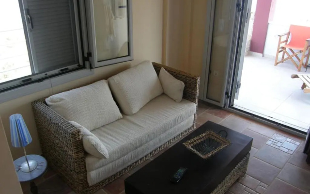 Theano House Mani