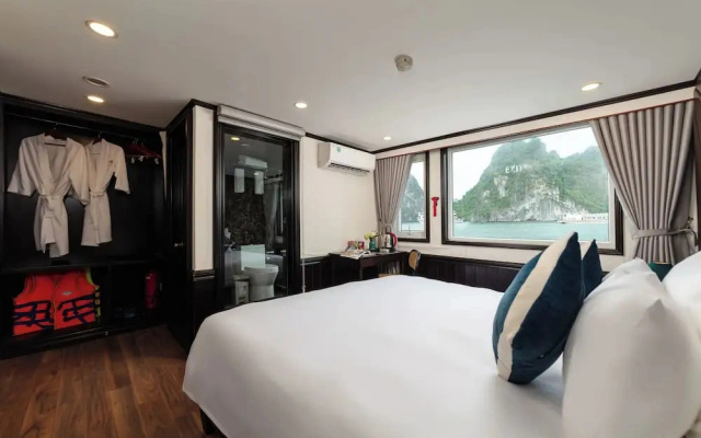 Amanda Cruise Ha Long Bay