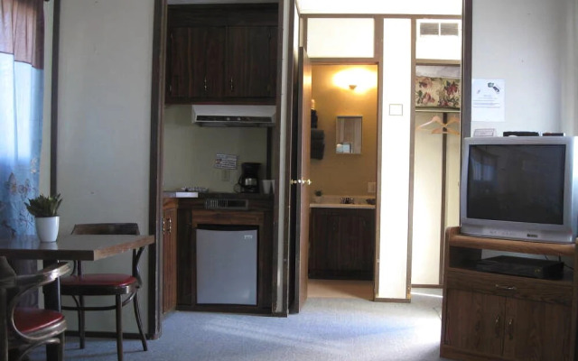 1202 Motor Inn