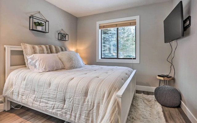Modern Sunriver Home w/ Hot Tub: Ski, Hike & Bike!