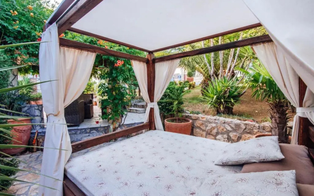 Poolicluded Holiday House Halic