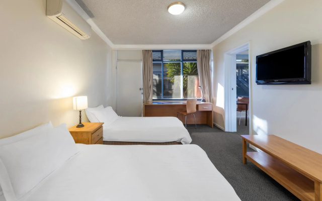 Отель Governor Gipps Motor Inn