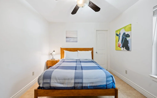 Screened-in Porch Walkable to Soco